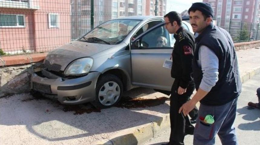 Kontrolden &Ccedil;ıkan Otomobil Bariyerlere &Ccedil;arptı: 1 Yaralı