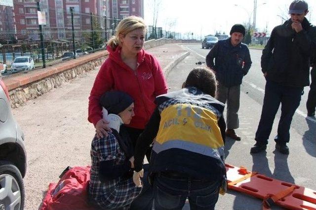 Kontrolden Çıkan Otomobil Bariyerlere Çarptı: 1 Yaralı