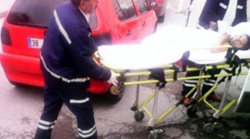 Evde Yangın &Ccedil;ıktı, Dumandan Etkilenen 4 Yaşındaki Ikizler Hastaneye Kaldırıldı