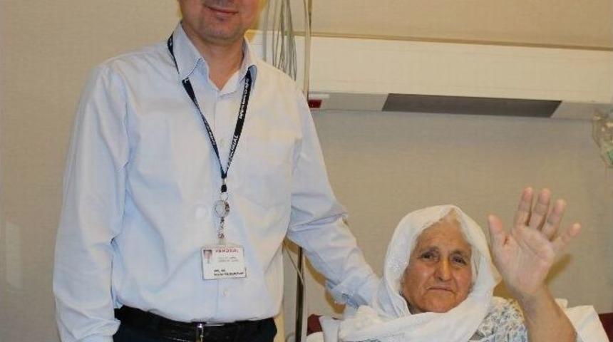 91 Yaşındaki Kadın Ameliyat Sonrası Yaşama Tutundu