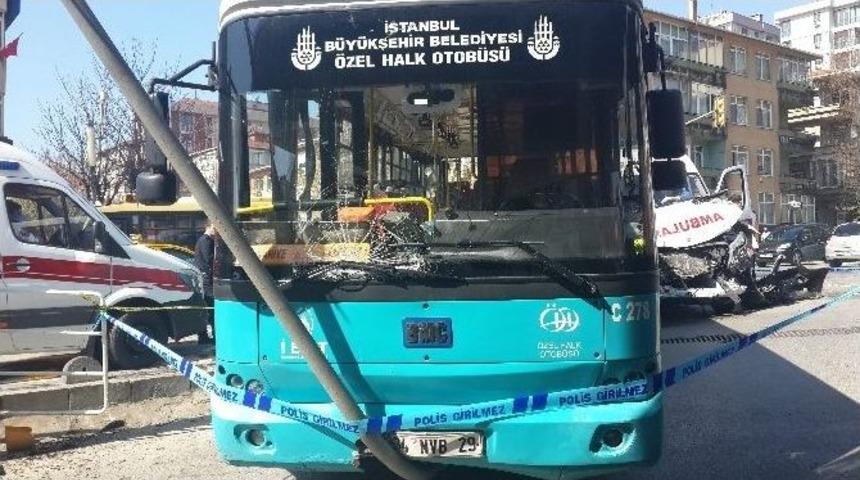 Kadık&ouml;y&rsquo;de Ambulans &Ouml;zel Halk Otob&uuml;s&uuml; İle &Ccedil;arpıştı: 7 Yaralı
