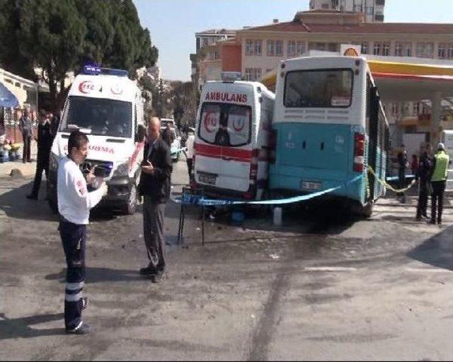 Kadıköy'de Halk Otobüsü Ile Ambulans Çarpıştı