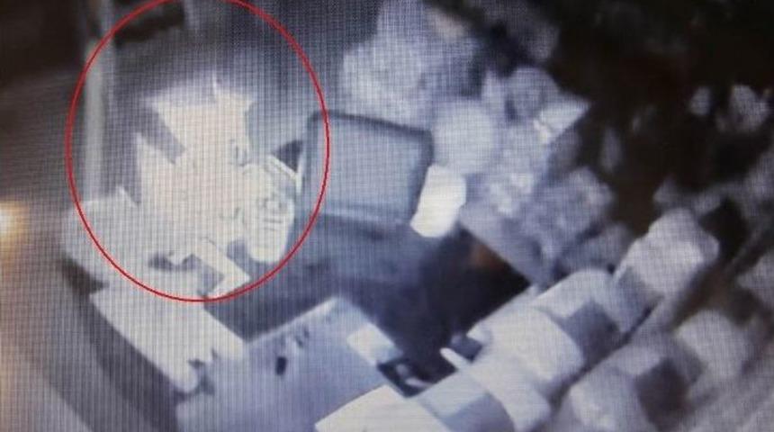 Şark&uuml;teride Yardım Kumbarasındaki Para &Ccedil;alındı