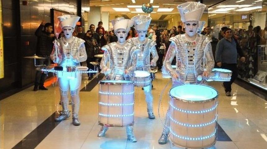 İngiliz G&ouml;steri Grubundan B&uuml;y&uuml;leyen Şov