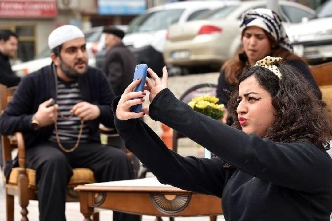 G&uuml;m&uuml;şhane&rsquo;de Gen&ccedil;ler Aile İ&ccedil;i İletişime Sokak Tiyatrosuyla Dikkati &Ccedil;ekti