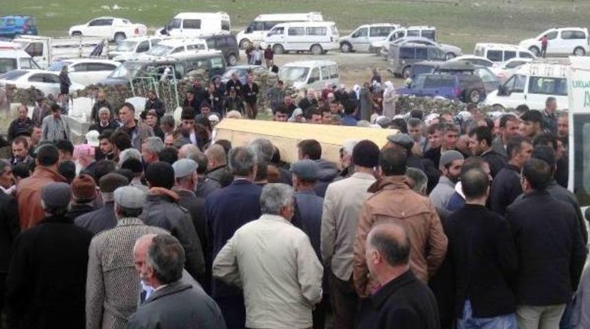 Doğubayazıt'ta &Ouml;len Aynı Aileden 8 Kişi, Yan Yana Toprağa Verildi