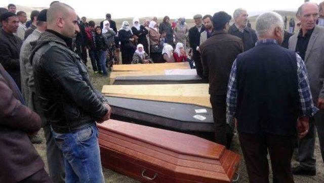 Doğubayazıt ta &Ouml;len Aynı Aileden 8 Kişi, Yan Yana Toprağa Verildi 2