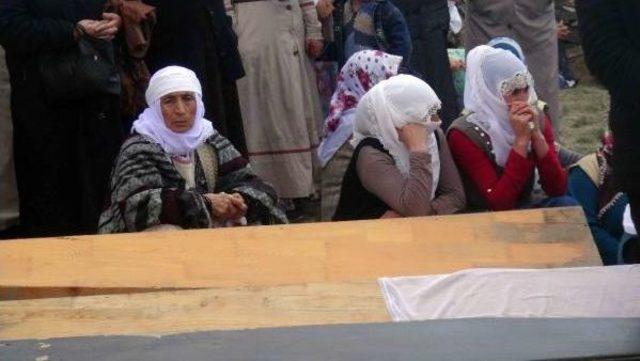Doğubayazıt ta &Ouml;len Aynı Aileden 8 Kişi, Yan Yana Toprağa Verildi 3