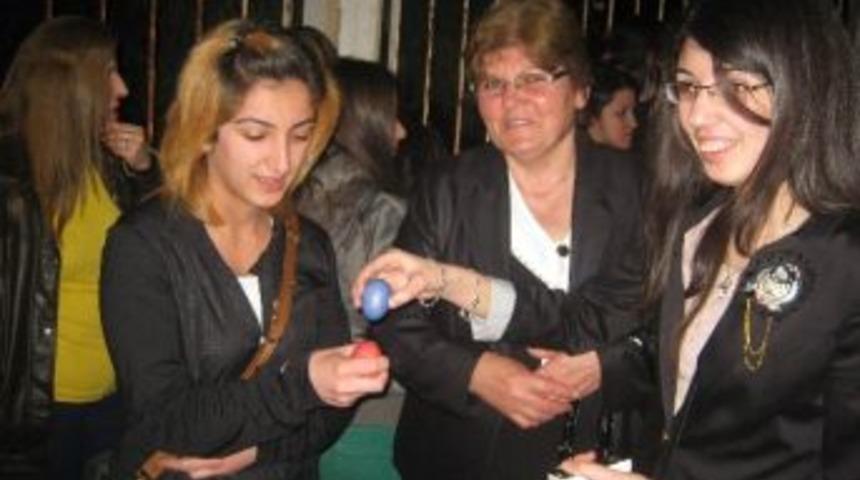 Yumurta Tokuşturarak Paskalya Bayramını Kutladılar