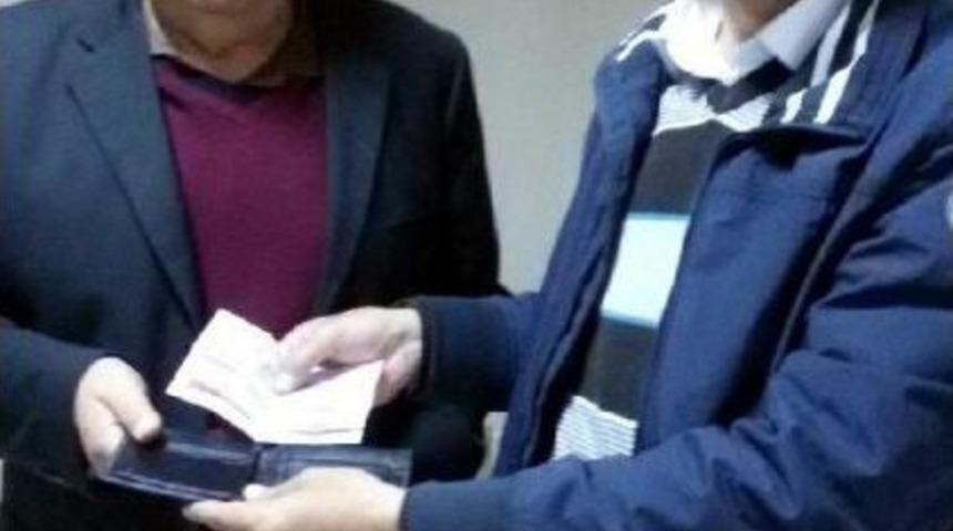 Polis, Bulduğu C&uuml;zdanın Sahibine Ulaştı