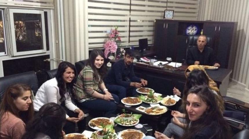 B&uuml; &Ouml;ğrenci Konseyi Başkanı Minib&uuml;s&ccedil;&uuml;ler Odası Başkanını Ziyaret Etti