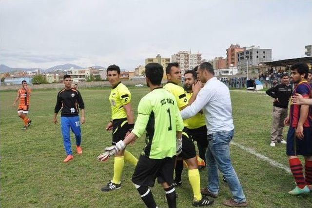 Penaltı Kararına Kızan Futbolcular Sahayı Terk Etti