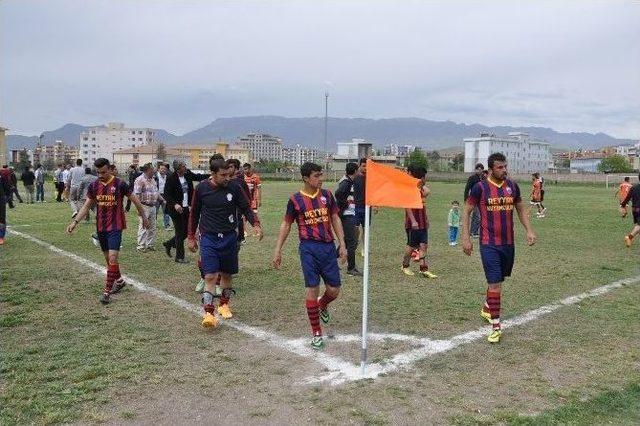 Penaltı Kararına Kızan Futbolcular Sahayı Terk Etti