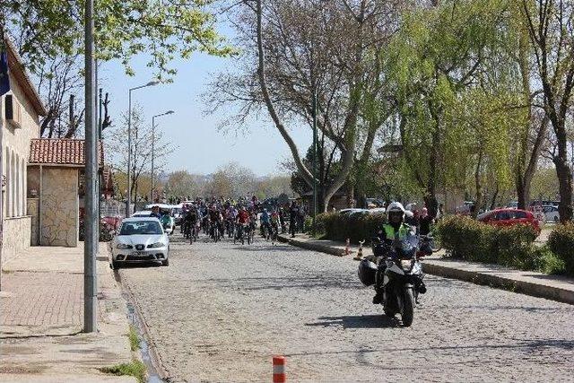 Obeziteye Dikkat &Ccedil;ekmek İ&ccedil;in Pedal &Ccedil;evirdiler 3