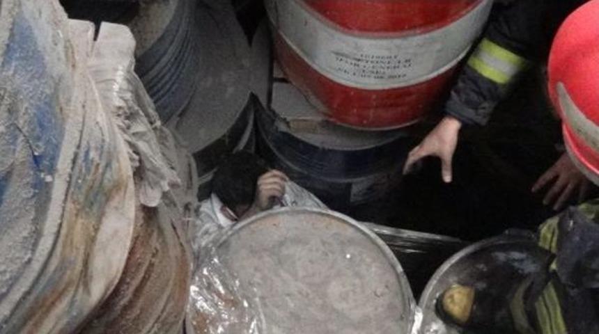 Jandarmadan Ka&ccedil;arken Varillerin Arasında Sıkıştı