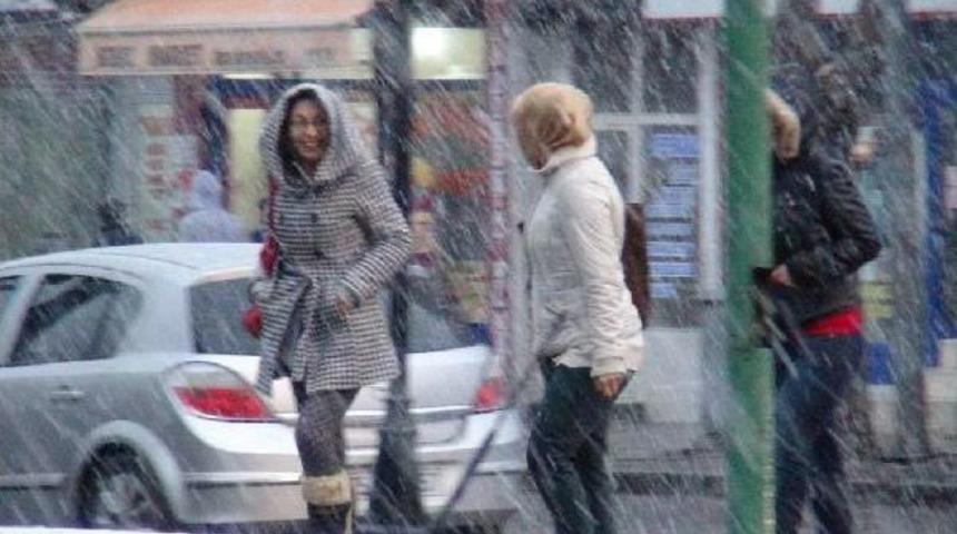 Kars&rsquo;A Nisan Ortasında Lapa Lapa Kar