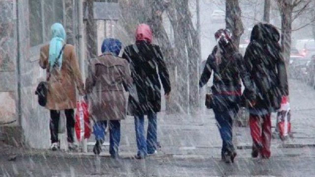 Kars’A Nisan Ortasında Lapa Lapa Kar