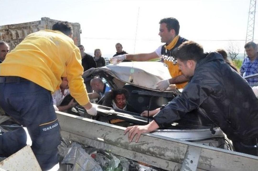 Otomobil Bariyere Ok Gibi Saplandı