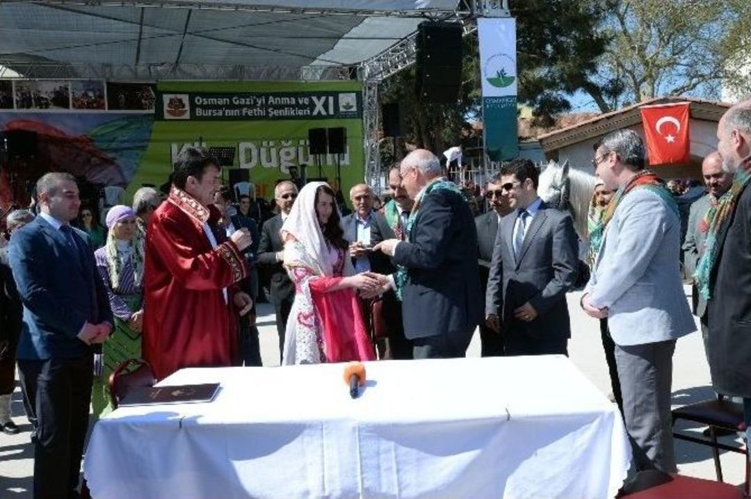 K&ouml;y D&uuml;ğ&uuml;n&uuml;nde Damadı Yumurta Ve Una Bulayıp, Ahırda Yıkadılar