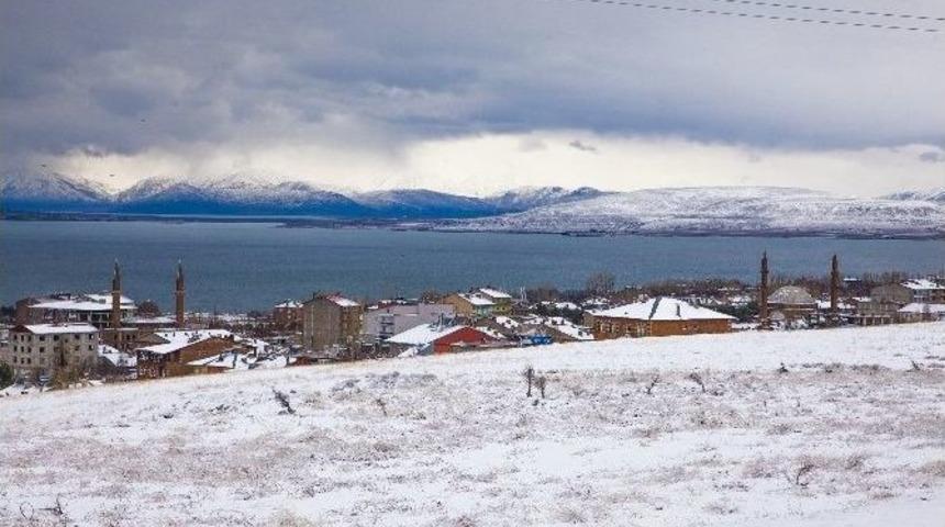 Nisan Karı Ahlat&rsquo;ı Beyaza B&uuml;r&uuml;d&uuml;