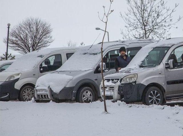 Nisan Karı Ahlat’ı Beyaza Bürüdü