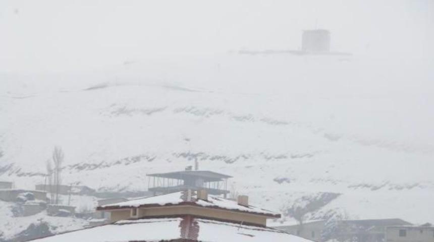 Hakkari Ve Bitlis Ahlat'ta Nisan Karı