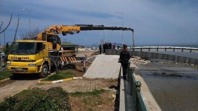 Akçakoca’da Sahile Yaya Köprüsü Yerleştiriliyor