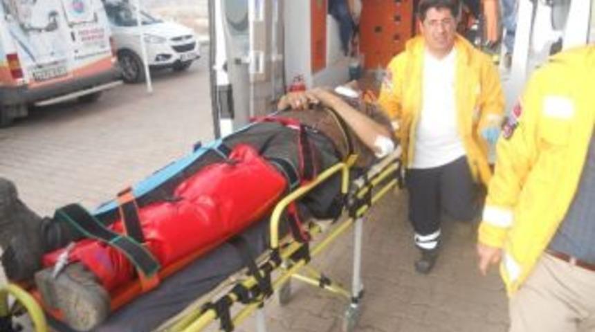 Minib&uuml;s Şarampole Yuvarlandı: 1 &Ouml;l&uuml;, 6 Yaralı