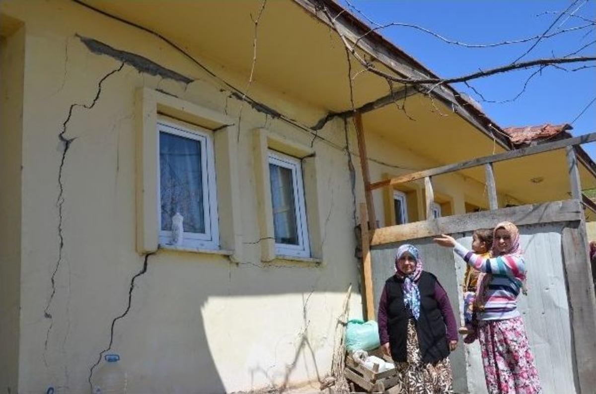 (&ouml;zel Haber) Heyelan Bir K&ouml;y&uuml; Yok Ediyor