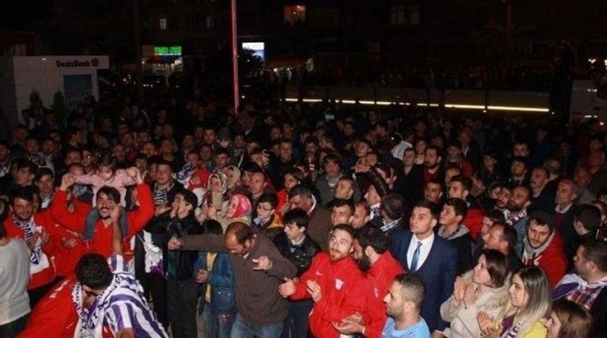 3. Lig&rsquo;e &Ccedil;ıkan Yomraspor&rsquo;a Muhteşem Kutlama
