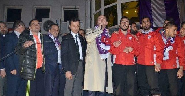 3. Lig’e Çıkan Yomraspor’a Muhteşem Kutlama