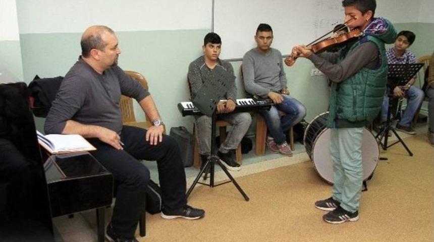 İzmir&rsquo;de Yetenekli &Ccedil;ocuklara M&uuml;zik Eğitimi