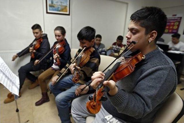 İzmir’de Yetenekli Çocuklara Müzik Eğitimi