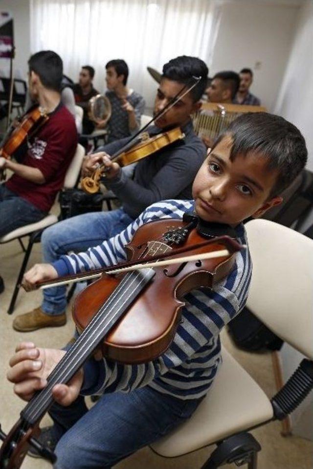 İzmir’de Yetenekli Çocuklara Müzik Eğitimi