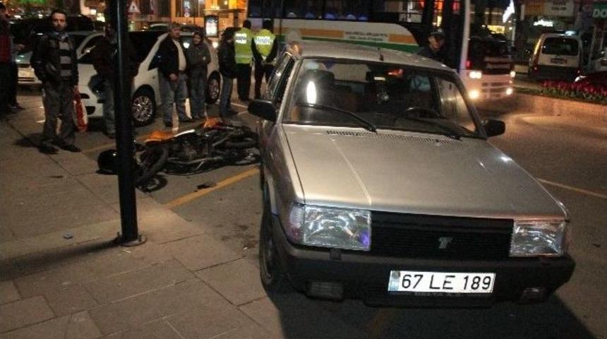 Motosiklet Otomobile &Ccedil;arptı: 2 Yaralı