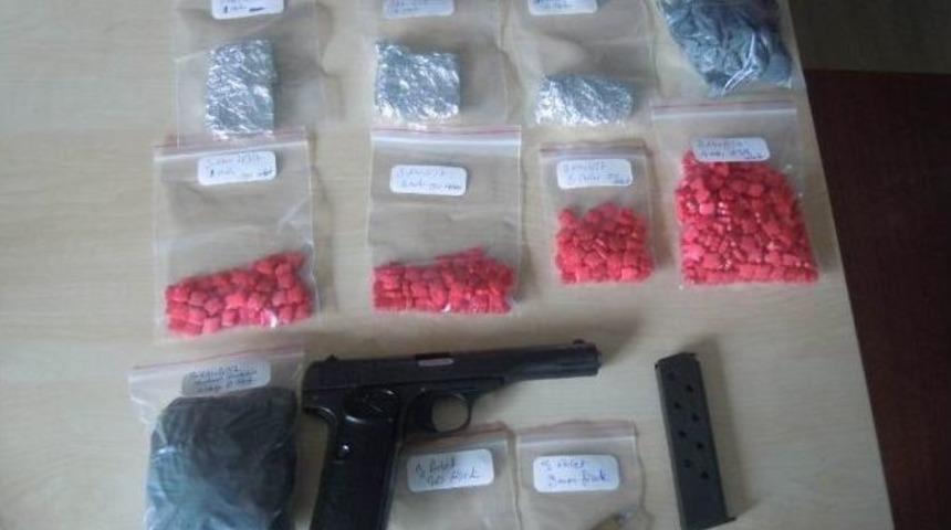 K&ouml;pek Kul&uuml;besine Gizlenmiş 383 Adet Uyuşturucu Hap Ele Ge&ccedil;ti