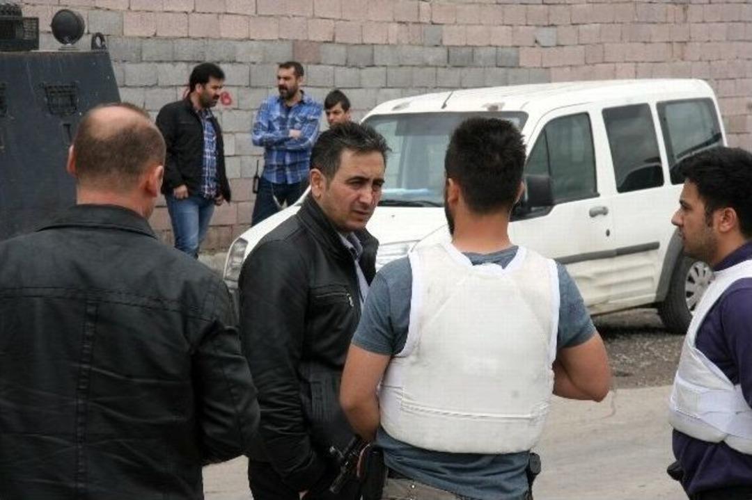 Cinayet Zanlısının Yakınları Polise Pompalı T&uuml;fek Ve Taşla Saldırdı