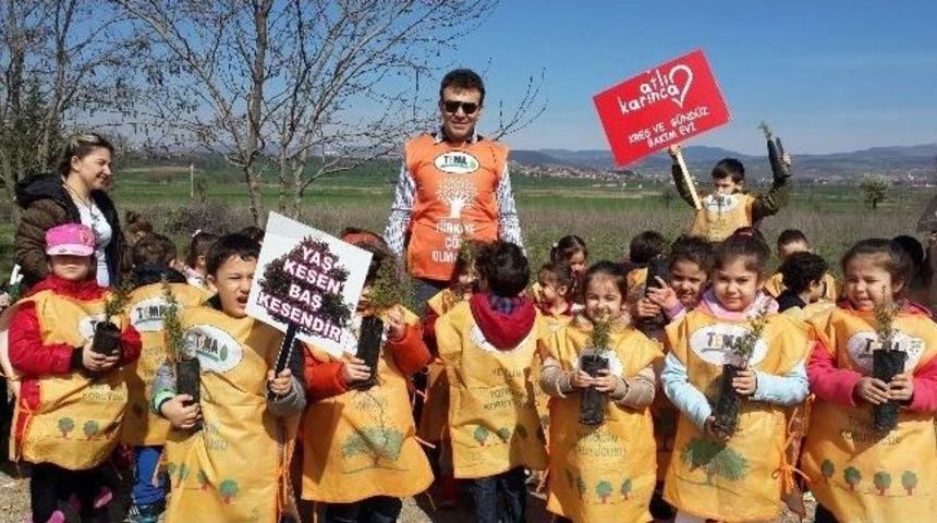Uşak&rsquo;ta Minikler B&uuml;y&uuml;kleriyle Ağa&ccedil; Dikti