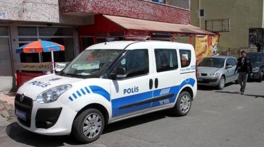 Bileklerini Kesti, Koşarak Hastaneye Gitti