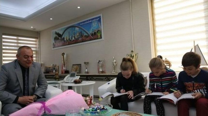 Başkan Erg&uuml;n&rsquo;den &Ccedil;ocuklara M&uuml;jde