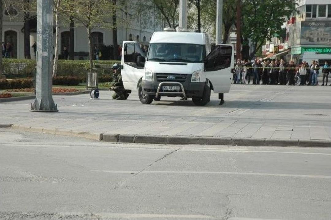 &Ccedil;&ouml;p Kovasının &Ouml;n&uuml;ne Bırakılan Bavul Polisi Alarma Ge&ccedil;irdi