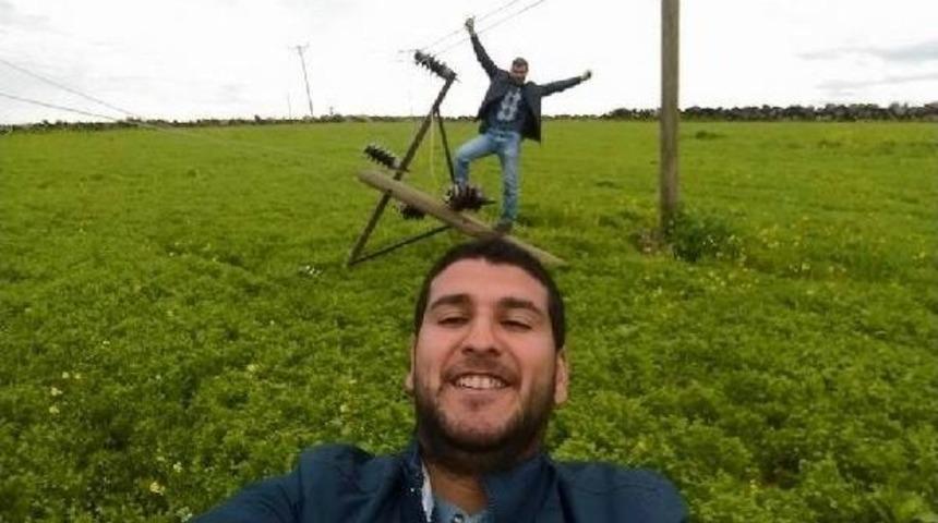 Devrilen Elektrik Direği &Uuml;zerinde Tehlikeli Selfie