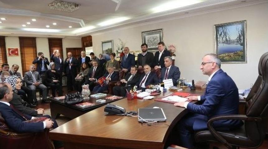 Milletvekili Adayları Sapanca Belediyesini Ziyaret Etti