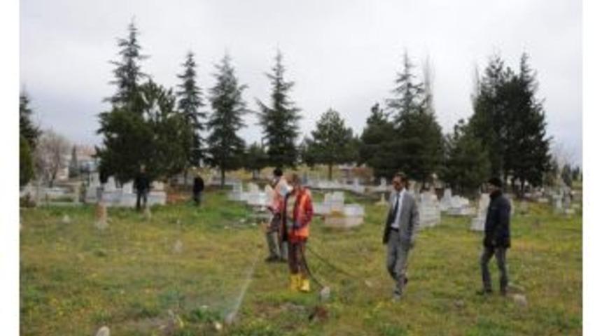Kırşehir Belediyesi Mezarlıklarda İla&ccedil;lama Ve Temizlik &Ccedil;alışması Yaptı
