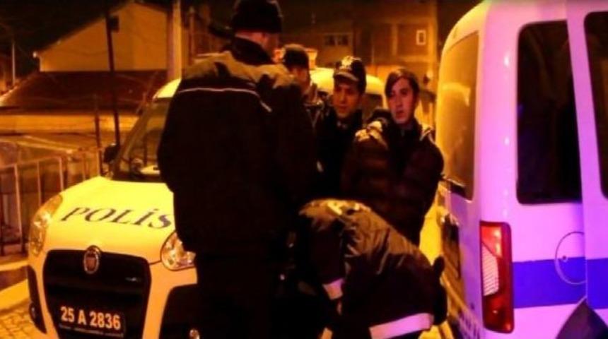 &Ccedil;arşafın Altından Erkek &Ccedil;ıktı