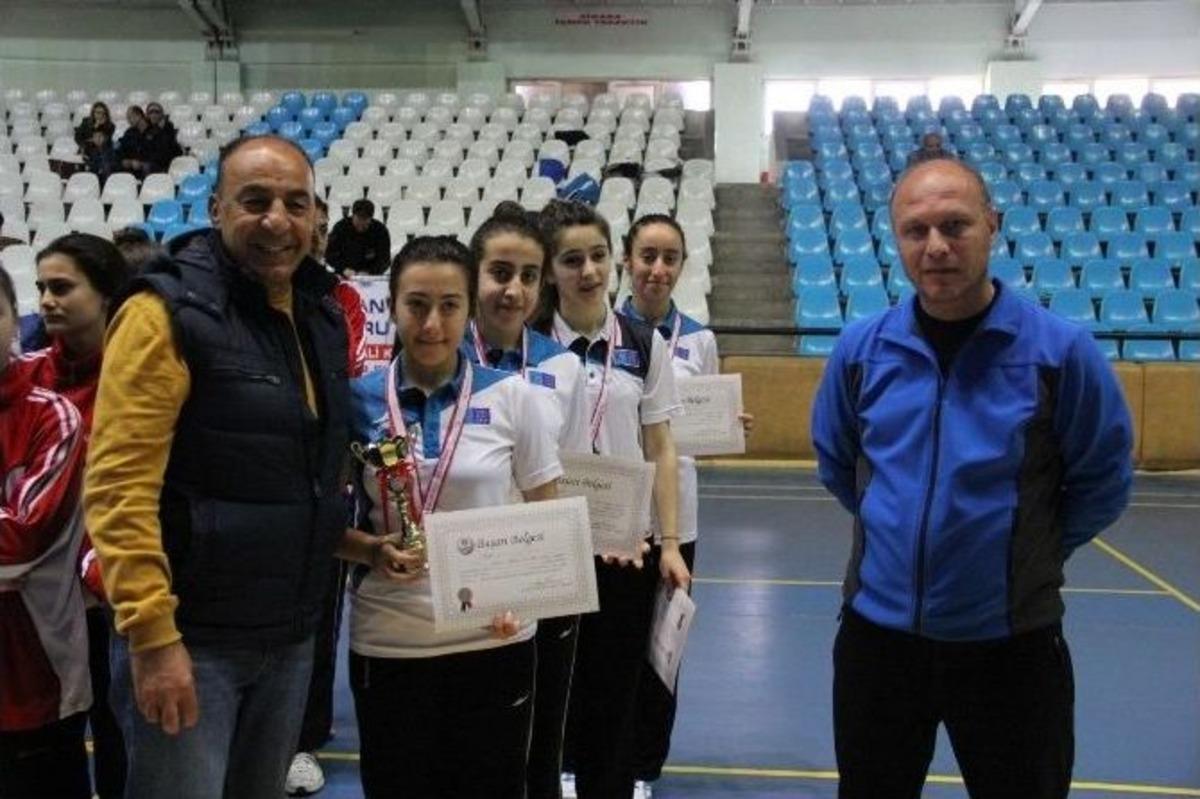 Gen&ccedil;ler Badminton Şampiyonası Tamamlandı