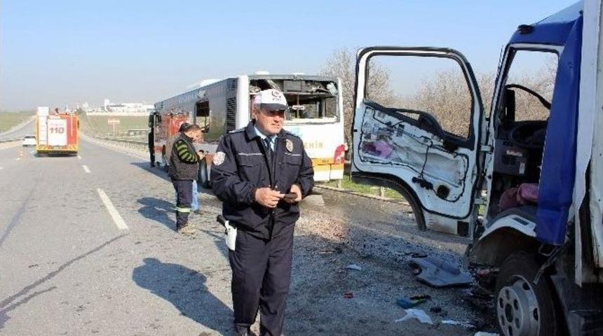 &Ouml;zel Halk Otob&uuml;s&uuml; İle Kamyonet &Ccedil;arpıştı: 4 Yaralı