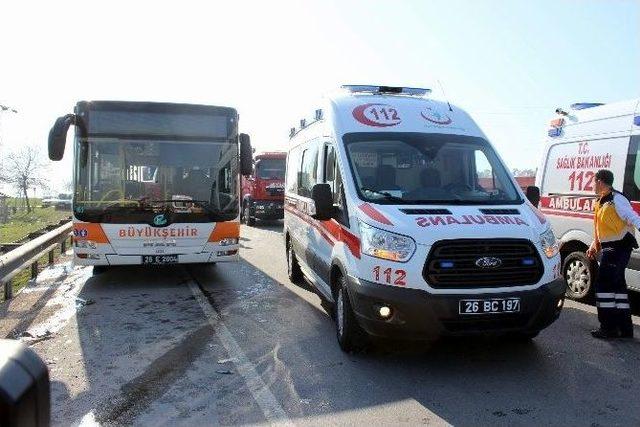 &Ouml;zel Halk Otob&uuml;s&uuml; İle Kamyonet &Ccedil;arpıştı: 4 Yaralı 1