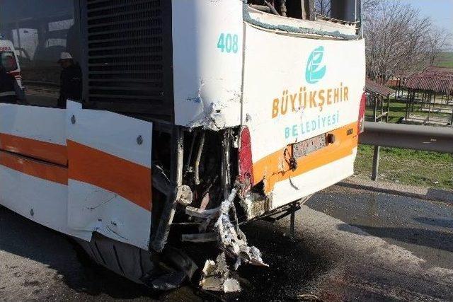 &Ouml;zel Halk Otob&uuml;s&uuml; İle Kamyonet &Ccedil;arpıştı: 4 Yaralı 2