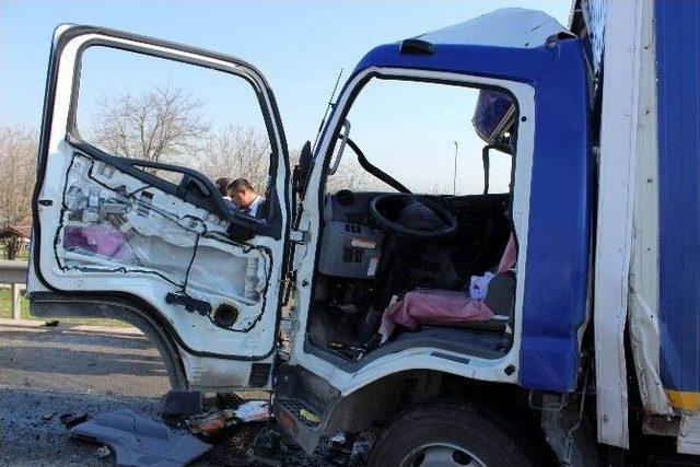 &Ouml;zel Halk Otob&uuml;s&uuml; İle Kamyonet &Ccedil;arpıştı: 4 Yaralı 3